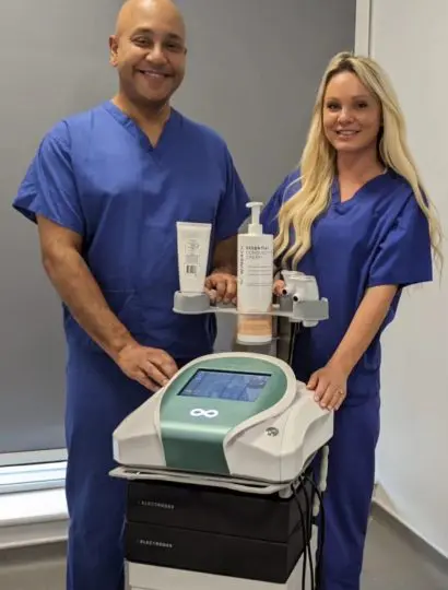 2 doctors with e-magnescence machine